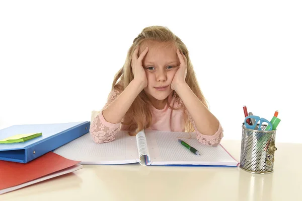 Kleines Schulmädchen traurig und müde aussehend, deprimiert, gestresst, überwältigt von der Last der Hausaufgaben — Stockfoto
