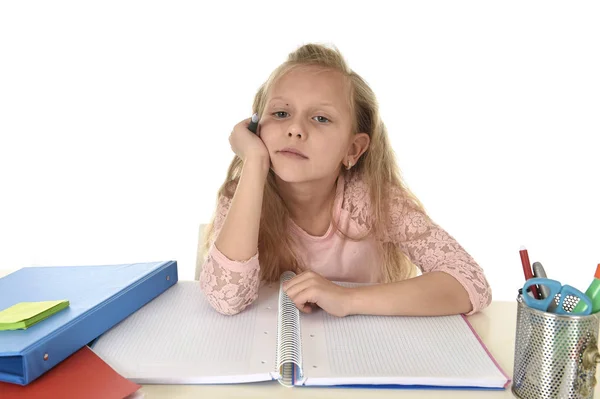 Petite écolière triste et fatiguée regardant déprimé souffrant de stress submergé par la charge de devoirs — Photo