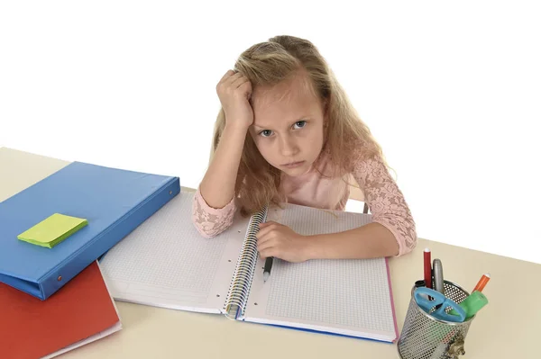 Pequena estudante triste e cansado olhando deprimido sofrimento estresse oprimido pela carga de lição de casa — Fotografia de Stock