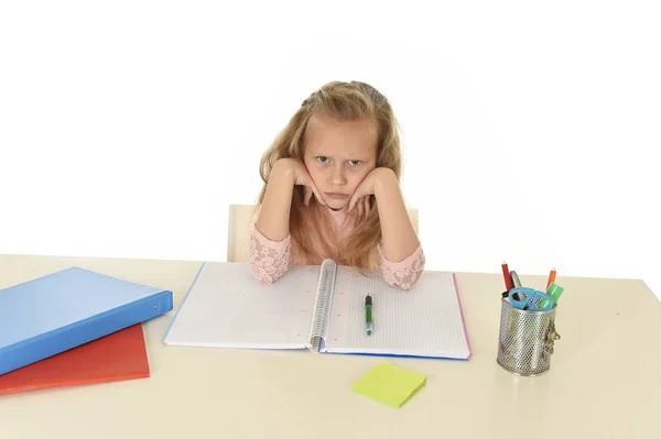 Kleines Schulmädchen traurig und müde aussehend, deprimiert, gestresst, überwältigt von der Last der Hausaufgaben — Stockfoto