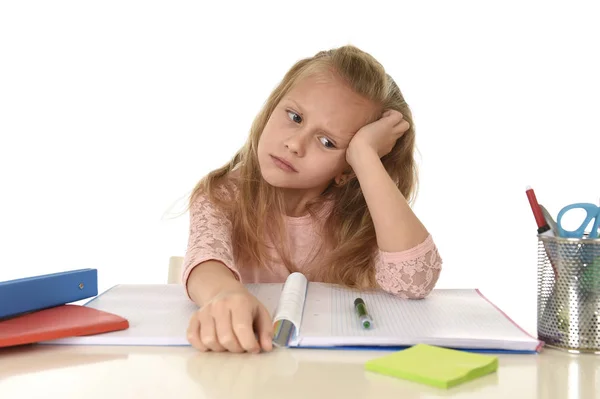 Kleines Schulmädchen traurig und müde aussehend, deprimiert, gestresst, überwältigt von der Last der Hausaufgaben — Stockfoto