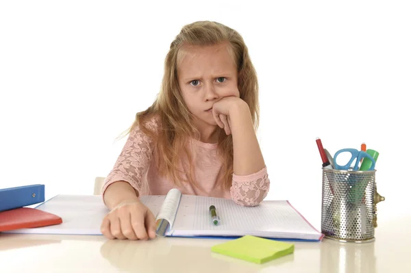 Маленькая школьница грустно и устал выглядеть депрессивный страдает стресс переполнен нагрузкой домашней работы — стоковое фото
