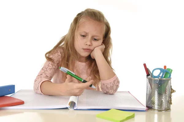 Kleines Schulmädchen traurig und müde aussehend, deprimiert, gestresst, überwältigt von der Last der Hausaufgaben — Stockfoto