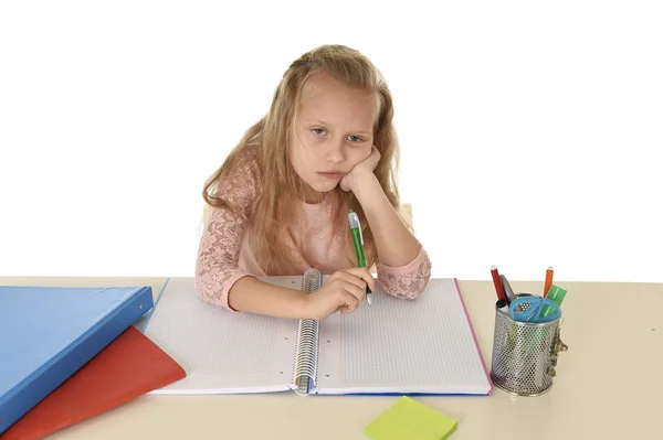 Kleines Schulmädchen traurig und müde aussehend, deprimiert, gestresst, überwältigt von der Last der Hausaufgaben — Stockfoto