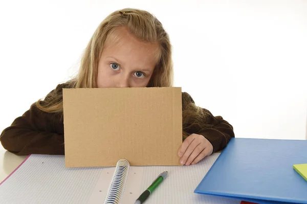 Kleines Schulmädchen traurig müde und gelangweilt hält Papier mit leerem Kopierraum zum Hinzufügen von Text — Stockfoto