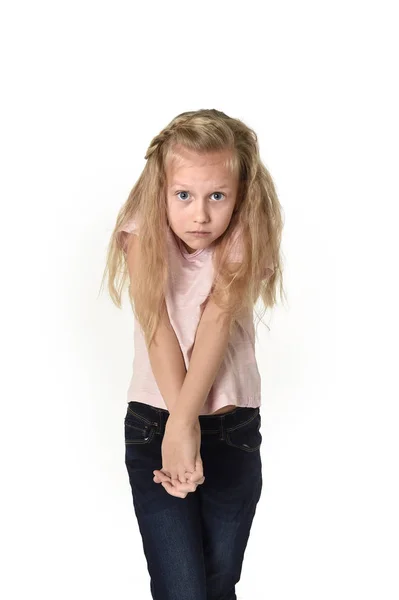 Söt liten barn flicka med vackra blonda hår i casual kläder ser blyg och försagd som om rädd — Stockfoto