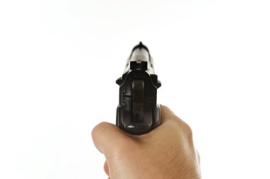 öznel bakış beyaz arka plan üzerinde izole Pov nişan ateş silah tutan erkek el