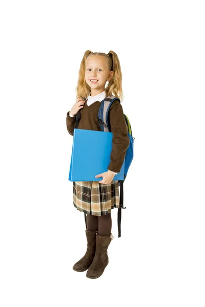 Gelukkig jonge mooie blonde schoolmeisje met pigtails en uniforme uitvoering van school rugzak — Stockfoto