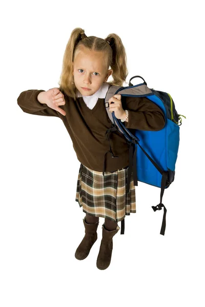 Belle petite écolière fatiguée et épuisée portant sur son dos sac à dos scolaire lourd regardant triste — Photo