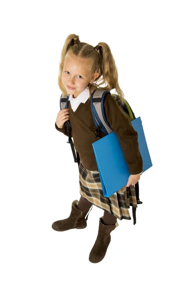 Feliz joven hermosa rubia colegiala con coletas y uniforme escolar llevar mochila — Foto de Stock