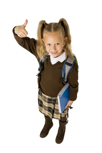 Glad ung vacker blond skolflickas med flätor och skolan uniform bär ryggsäck — Stockfoto