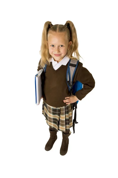 Feliz joven hermosa rubia colegiala con coletas y uniforme escolar llevar mochila — Foto de Stock