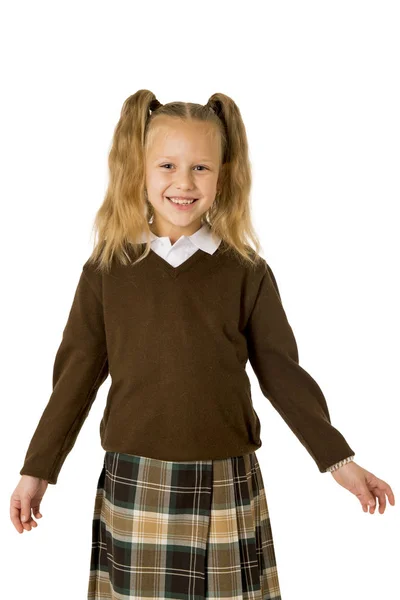 Jeune belle écolière heureuse en tresses et uniforme souriant heureux et excité avoir du plaisir — Photo