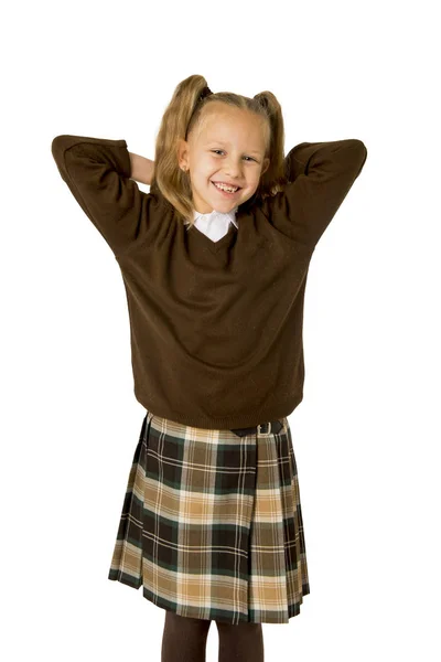 Jovem bela colegial feliz em tranças e uniforme sorrindo feliz e animado se divertindo — Fotografia de Stock