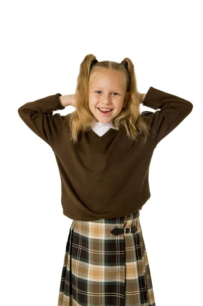 Jovem bela colegial feliz em tranças e uniforme sorrindo feliz e animado se divertindo — Fotografia de Stock