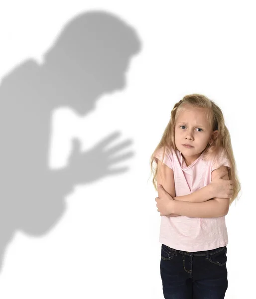 Otec nebo učitel stín křik zlobí neukázněnou mladá sladká malá školačka nebo dcera — Stock fotografie