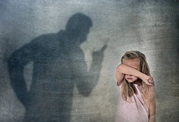 Vader of leraar schaduw schreeuwen boos terechtwijzende jonge zoete weinig schoolmeisje of dochter — Stockfoto