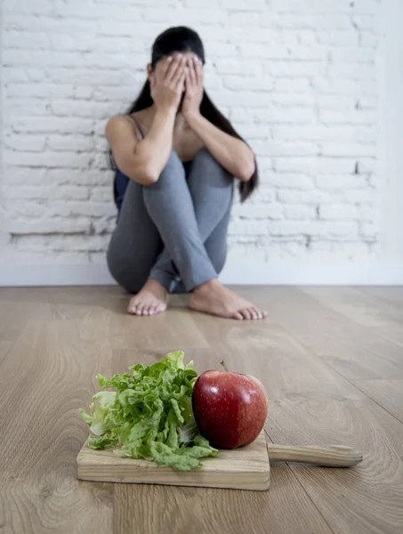 Mujer o chica adolescente sentada en el suelo sola preocupada en casa — Foto de Stock