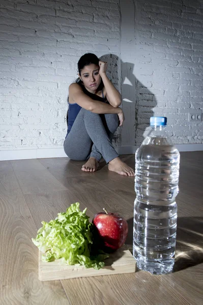 Mulher ou adolescente sentada no chão sozinha preocupada em casa sofrendo transtorno alimentar — Fotografia de Stock