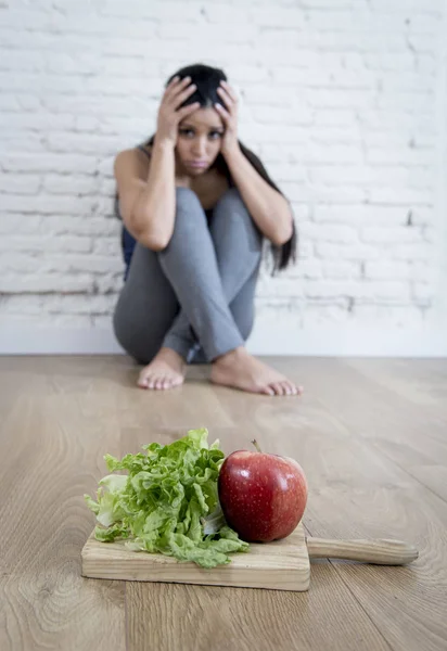 Mulher ou adolescente sentada no chão sozinha preocupada em casa sofrendo transtorno alimentar — Fotografia de Stock