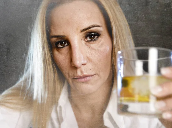 Ubriaca donna alcolizzata sprecato e depresso tenendo bicchiere di whisky scotch ubriaco — Foto Stock