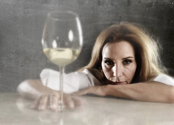 Verspilde alcoholische vrouw depressief op zoek doordachte met witte wijnglas — Stockfoto