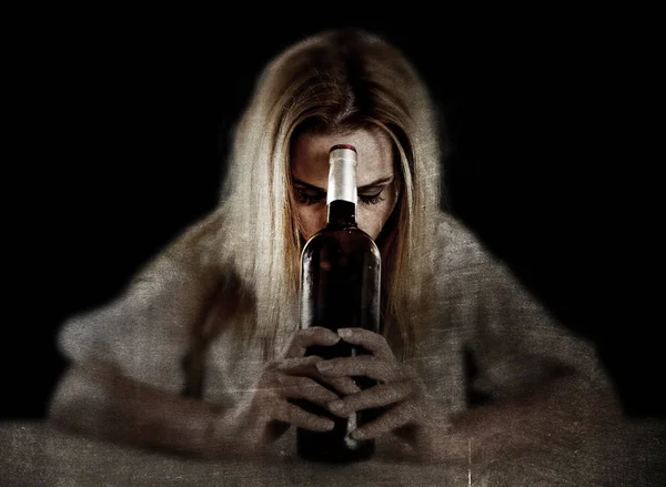 Nevyužité alkoholické žena depresi, zamyšleného s sklenka na bílé víno — Stock fotografie