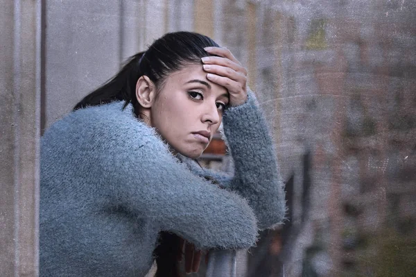 Hermosa mujer hispana triste y desesperada que sufre depresión —  Fotos de Stock