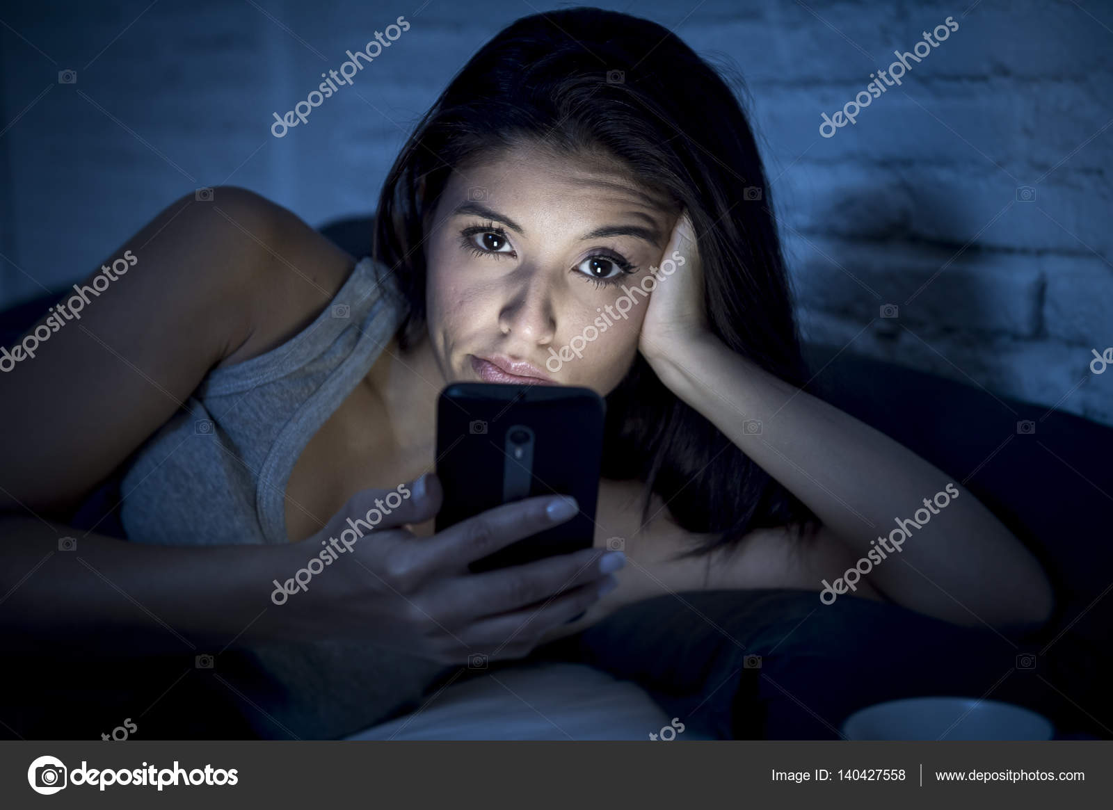 девушка сидит в телефоне. скрыта смотрит девушки. скрыта смотрит девушки. девушка взгляд в сторону. красивые девушки взгляд в сторону.