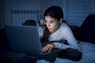 kadın pijama yatak ev yatak odası çalışma, dizüstü bilgisayar ile gece geç saatlerde yoğunlaşmıştır.