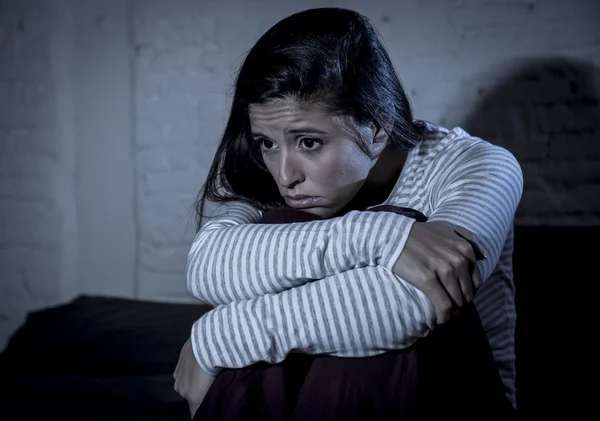 Hispánský žena v domácí ložnice, ležící v posteli a v noci snaží spánku insomnie utrpení — Stock fotografie