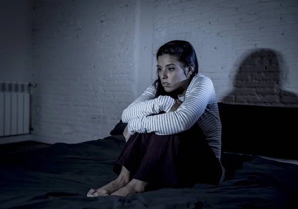 Wanita hispanik di kamar tidur rumah berbaring di tempat tidur larut malam mencoba untuk tidur menderita insomnia — Stok Foto