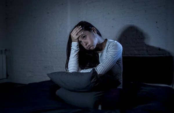 İspanyol kadına acı uykusuzluk uyumaya çalışıyor geceleri yatakta yatan ev yatak odası — Stok fotoğraf