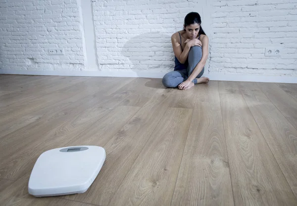 Mujer o chica adolescente sentada en el suelo sola preocupada en casa —  Fotos de Stock