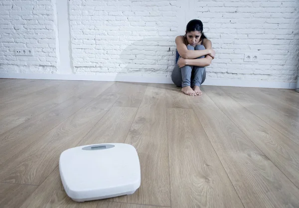 Frau oder Teenagermädchen, die allein zu Hause auf dem Boden sitzen, machen sich Sorgen — Stockfoto