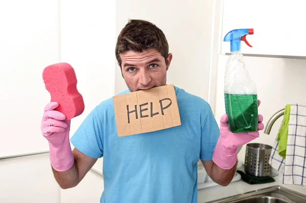 Rommelig man in stress in het wassen van handschoenen holding spons en wasmiddel sproeiflacon vragen om hulp — Stockfoto