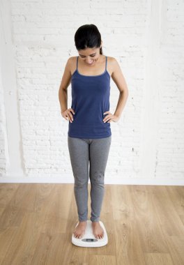 ölçek gülümseyen üzerinde ağırlık mutlu ve memnun kontrol çekici ince latin kadın veya genç kız