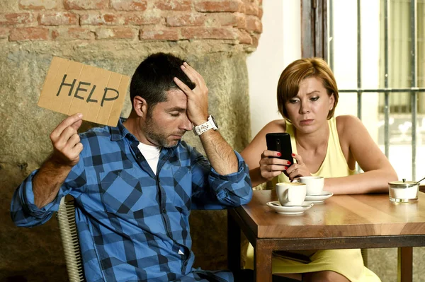 Pareja en la cafetería teléfono móvil adicta mujer ignorando hombre frustrado pidiendo ayuda — Foto de Stock