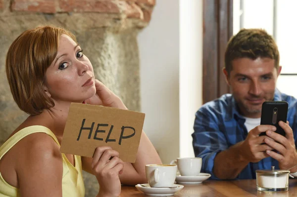 Couple at coffee shop mobile phone addict man ignoring frustrated woman asking for help — Stock Photo, Image