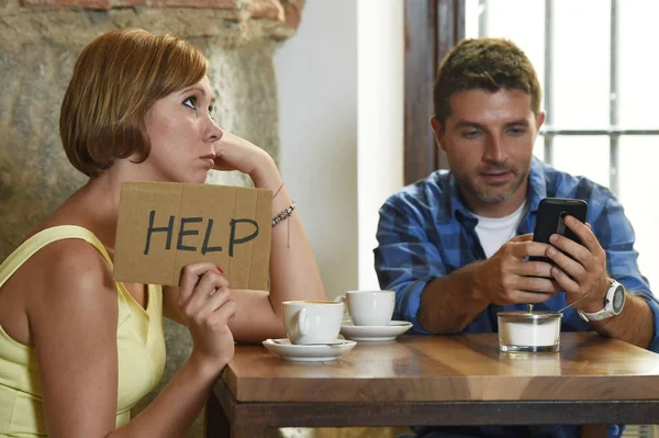 Couple at coffee shop mobile phone addict man ignoring frustrated woman asking for help — Stock Photo, Image