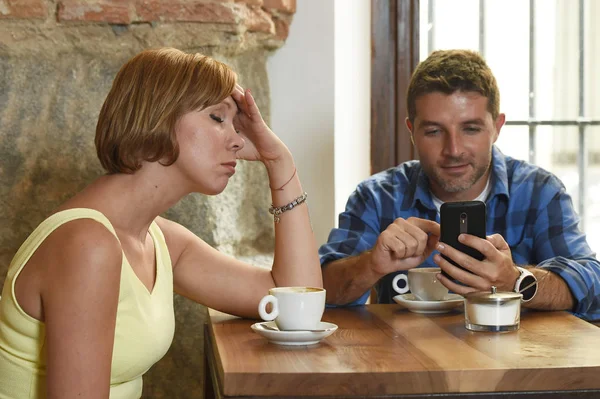 Junges Paar in Coffeeshop mit Internet- und Handy-Abhängigkeit Mann ignoriert frustrierte Frau — Stockfoto