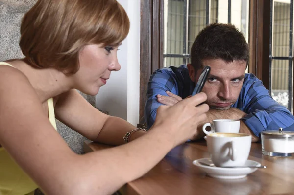 Jong koppel bij koffieshop met internet en mobiele telefoon verslaafde vrouw negeren gefrustreerd man — Stockfoto