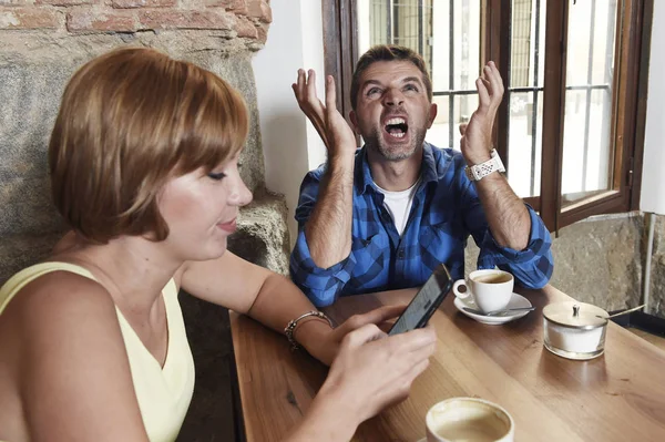 Joven pareja en la cafetería con internet y teléfono móvil adicta mujer ignorando frustrado hombre — Foto de Stock