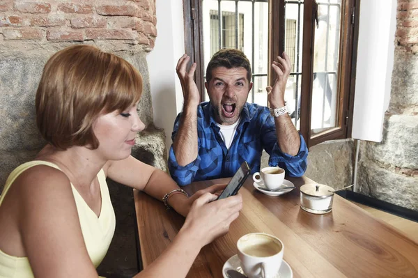 Junges Paar in Coffeeshop mit Internet- und Handyabhängiger Frau ignoriert frustrierten Mann — Stockfoto