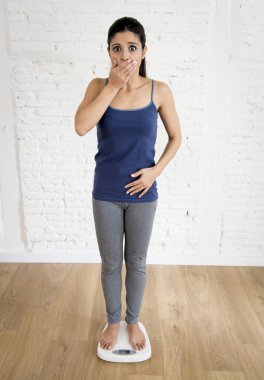 ince kadın genç yerleştirmek veya genç kız kendini bulma ölçekte kilo kontrol vücut yağ