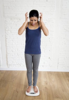 ince kadın genç yerleştirmek veya genç kız kendini bulma ölçekte kilo kontrol vücut yağ