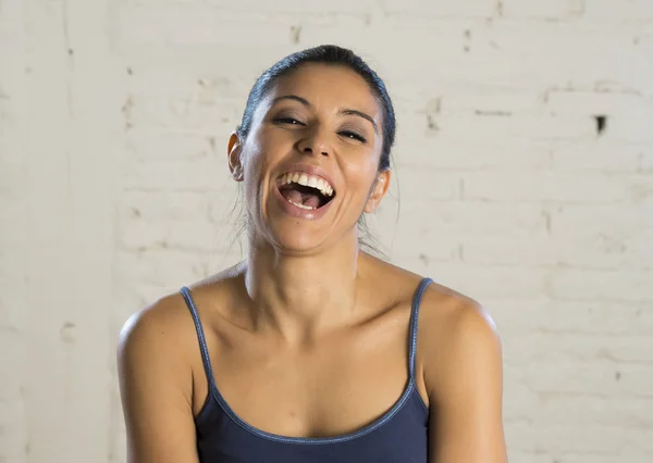 Portrait of young beautiful and happy hispanic woman wearing sport tank top laughing — Stock Photo, Image