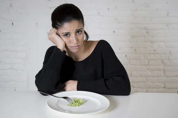 Γυναίκα ή Έφηβος με πιρούνι τρώει πιάτο με γελοία μικρό μαρούλι ως σύμβολο της τροφίμων τρελό διατροφή — Φωτογραφία Αρχείου