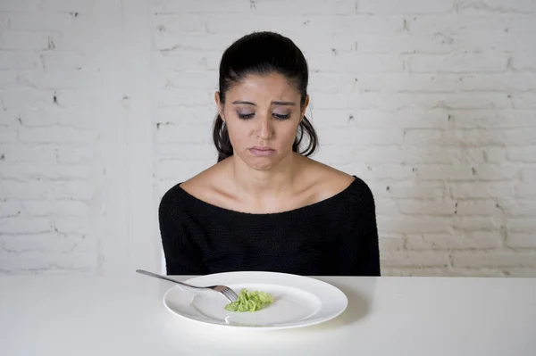 Vrouw of tiener met vork eten schotel met belachelijk weinig sla als haar voedsel symbool van gekke dieet — Stockfoto