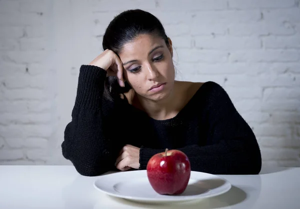 Junge Frau oder Teenager suchen Apfelfrüchte auf Gericht als Symbol für verrückte Ernährung in Ernährungsstörung — Stockfoto